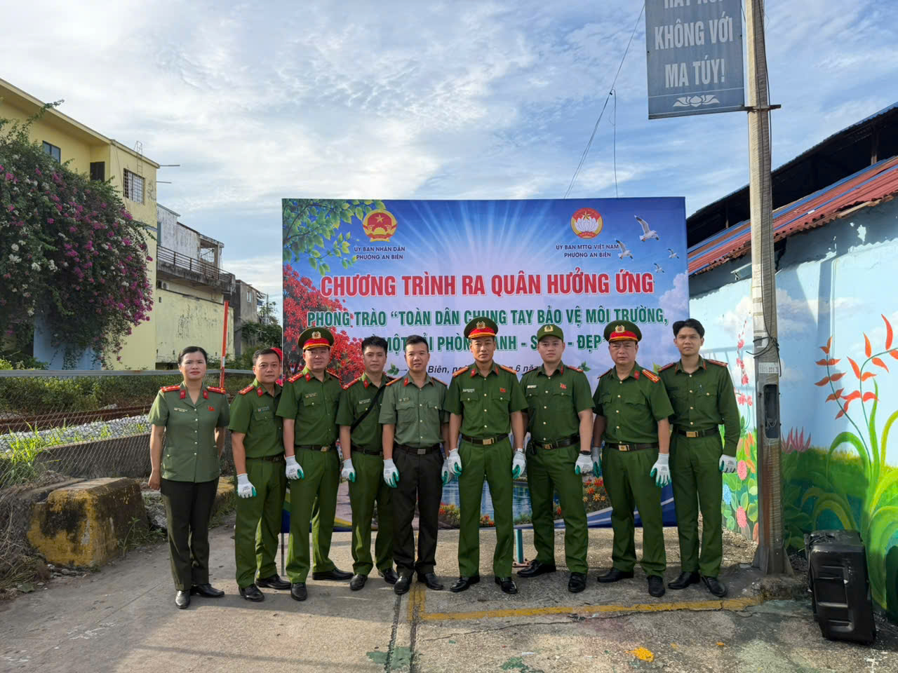 Công an phường An Biên : Ra quân làm sạch tuyến đường sắt trong 